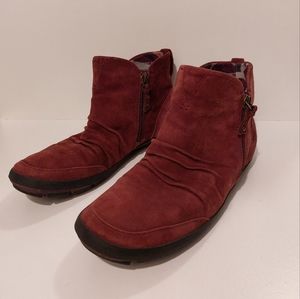 Cobb Hill booties, size 8.5, burgundy